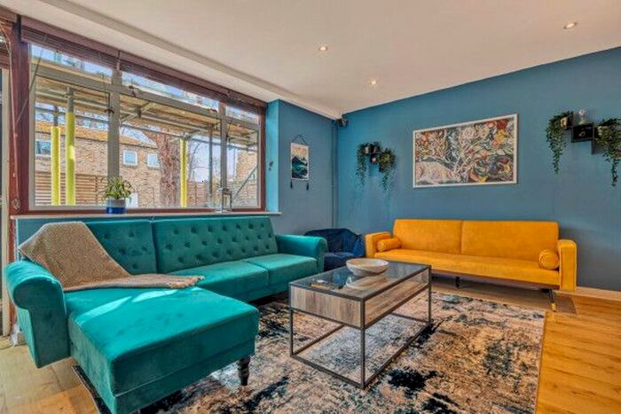 3 Bedroom Flat To Rent In Stonhouse Street, London, SW4