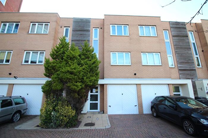 3 Bedroom Town House For Sale In Lakeside Rise, Manchester, M9