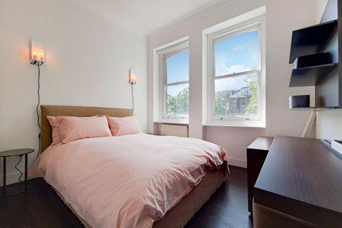 2 Bedroom Flat To Rent In East Heath Road, Hampstead, London, NW3