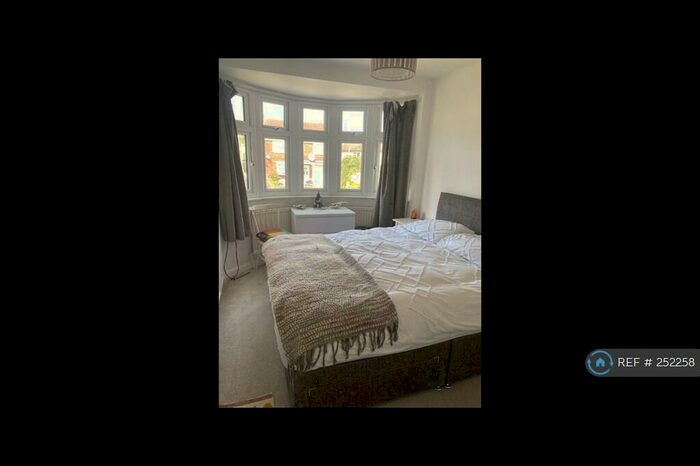 4 Bedroom Semi-Detached House To Rent In Auckland Road, Potters Bar, EN6