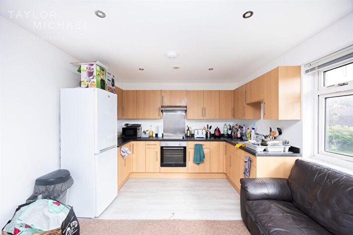 3 Bedroom Flat To Rent In Selsfield Drive, Brighton, BN2