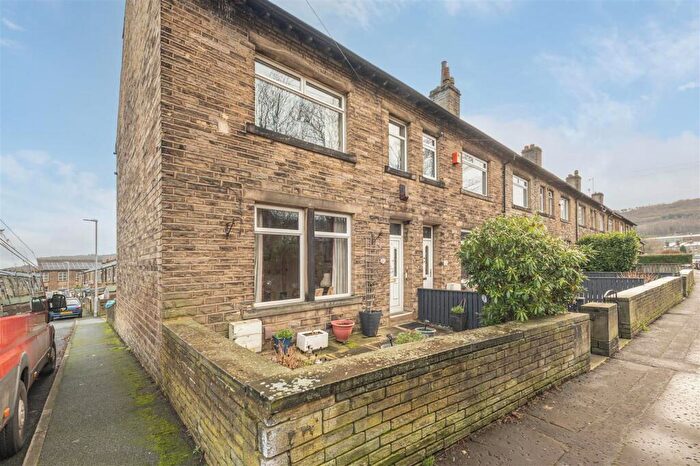 3 Bedroom End Of Terrace House For Sale In Charles Street, Elland, HX5