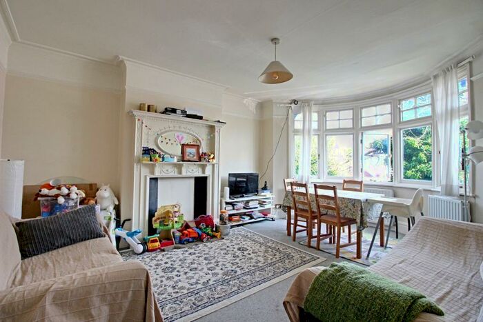 2 Bedroom Ground Flat To Rent In Finchley Way, Finchley, London, N3