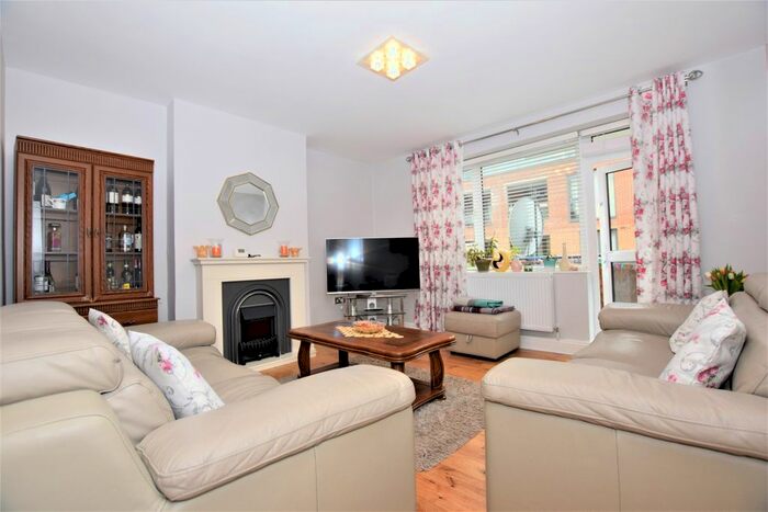 3 Bedroom Flat To Rent In Lancaster Street, London, SE1