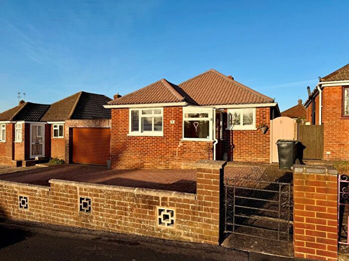 3 Bedroom Bungalow For Sale In Berg Estate, Basingstoke, RG22