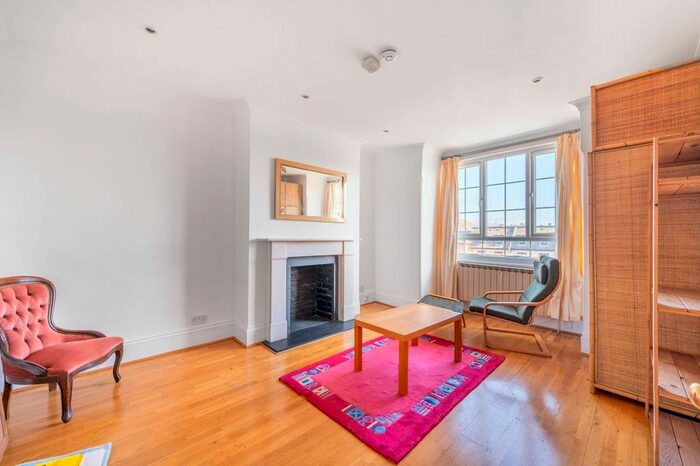 3 Bedroom Flat To Rent In Willesden Lane, Brondesbury, London, NW2