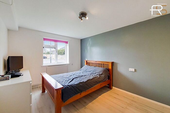 1 Bedroom Flat To Rent In Russets Close, Chingford, E4