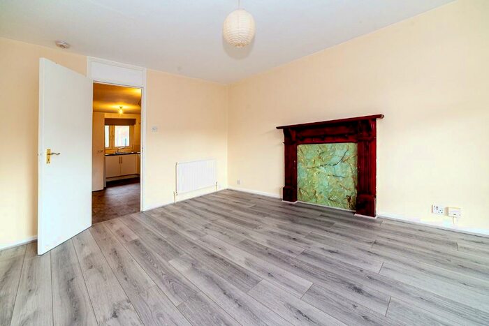 3 Bedroom Flat To Rent In Millard Close, London, N16