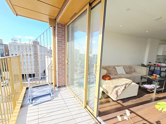 2 Bedroom Flat To Rent In Wellstones, Watford, WD17