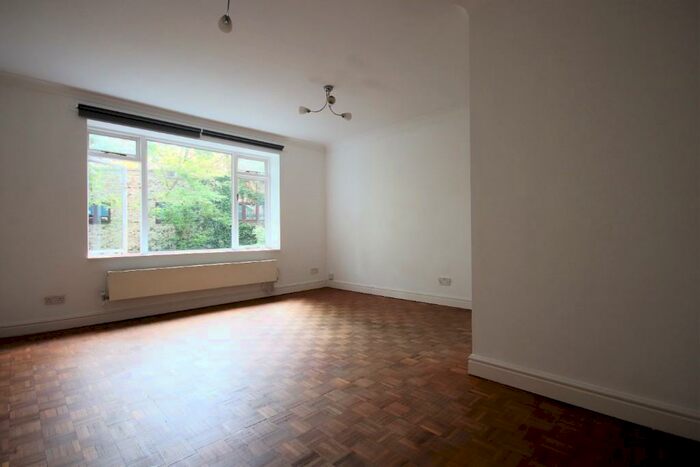 2 Bedroom Flat To Rent In Broadway Close, Woodford Green, Essex, IG8