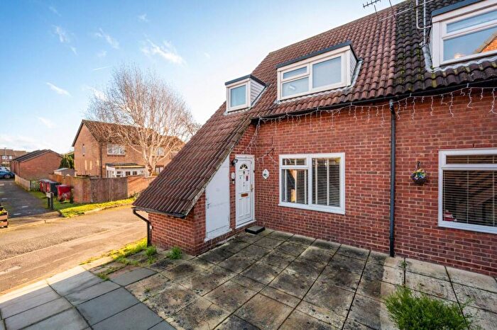 3 Bedroom End Of Terrace House For Sale In Bennetts Close, Cippenham Green, Slough, SL1