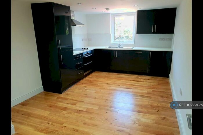 3 Bedroom Flat To Rent In Wood Vale, London, SE23