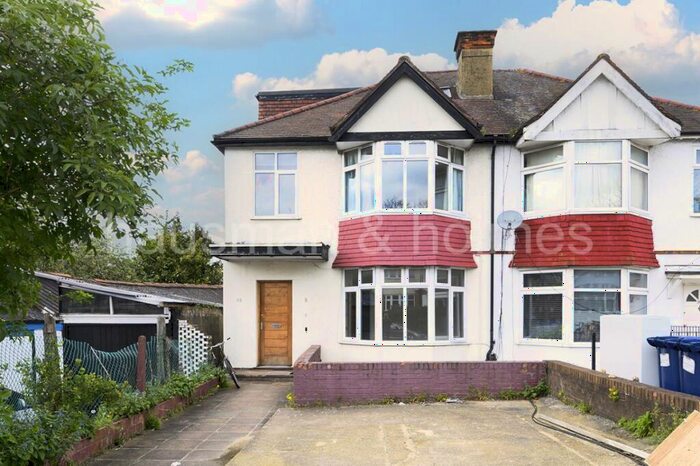 4 Bedroom Flat To Rent In Woodstock Avenue, Golders Green, NW11