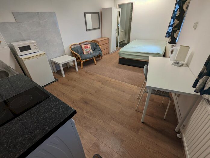 Studio To Rent In Wokingham Road, Reading, RG6