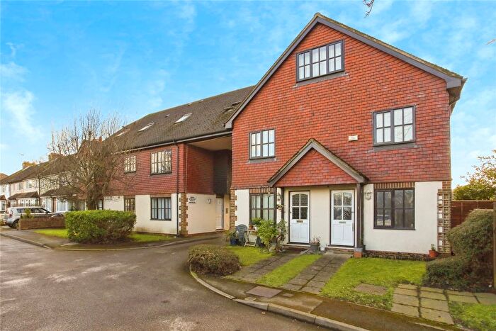 2 Bedroom Flat For Sale In Coombe Avenue, Sevenoaks, Kent, TN14
