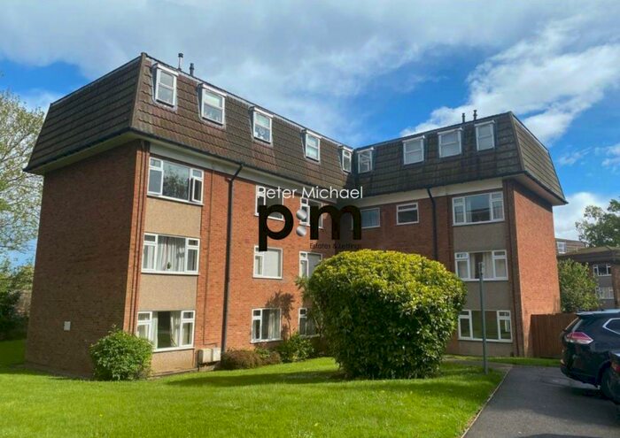 2 Bedroom Flat To Rent In Lambs Close, Cuffley, EN6