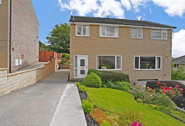 3 Bedroom Semi-Detached House For Sale In Phoebe Lane, Siddal, HX3