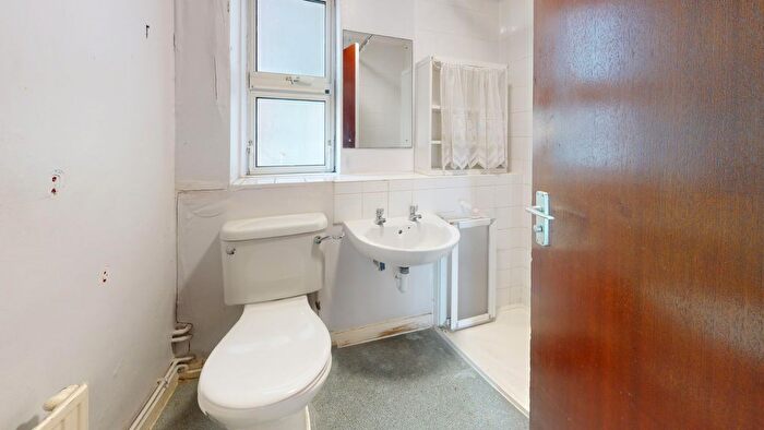 1 Bedroom Flat For Sale In Fairweather Close, Clyde Road, London, N15