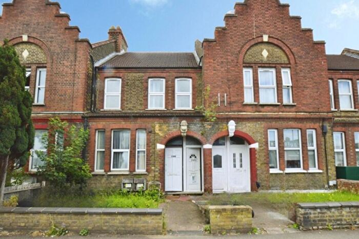 2 Bedroom Flat For Sale In Lea Bridge Road, London, E10