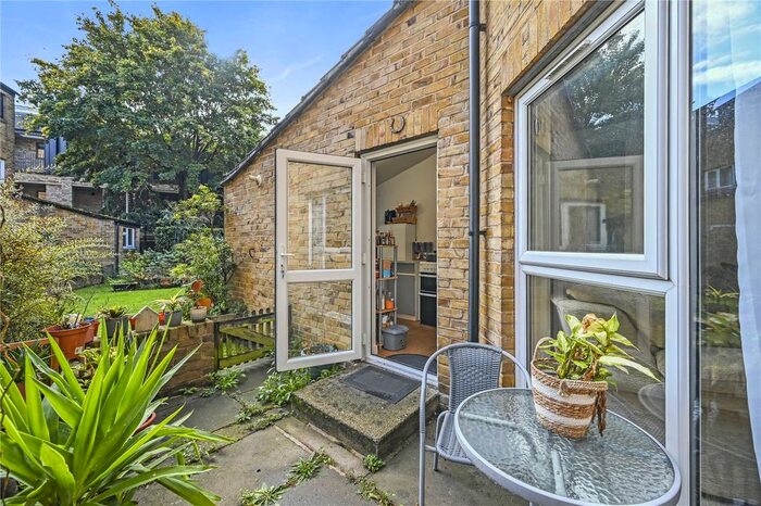 1 Bedroom Maisonette To Rent In Lawn Road, Uxbridge, Hillingdon, Greater London, UB8