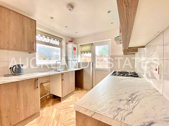 2 Bedroom Semi-Detached Bungalow To Rent In Dugdale Hill Lane, Potters Bar, EN6