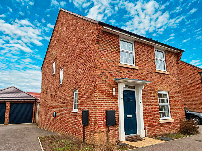 4 Bedroom Detached House For Sale In Donnington Heights, Newbury, Berkshire, RG14