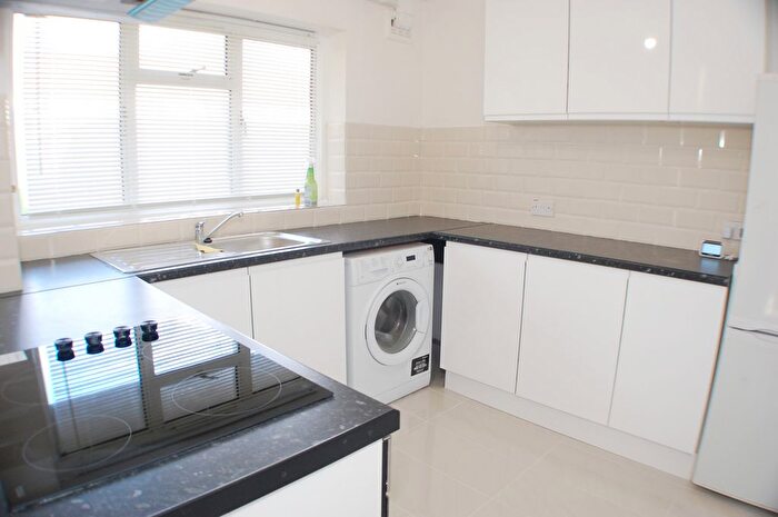 2 Bedroom Flat To Rent In Croyde Avenue, Hayes, UB3