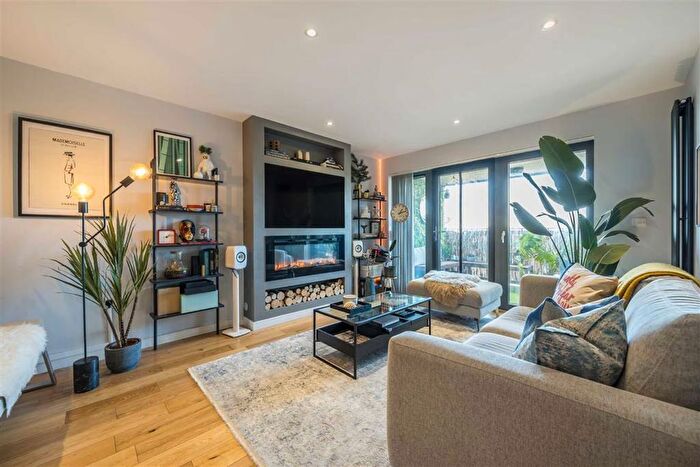 2 Bedroom Flat For Sale In Cowley Road, Oval, SW9