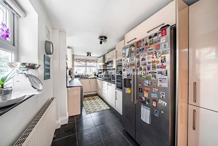 3 Bedroom Terraced House For Sale In Stanley Road, Bounds Green, N11