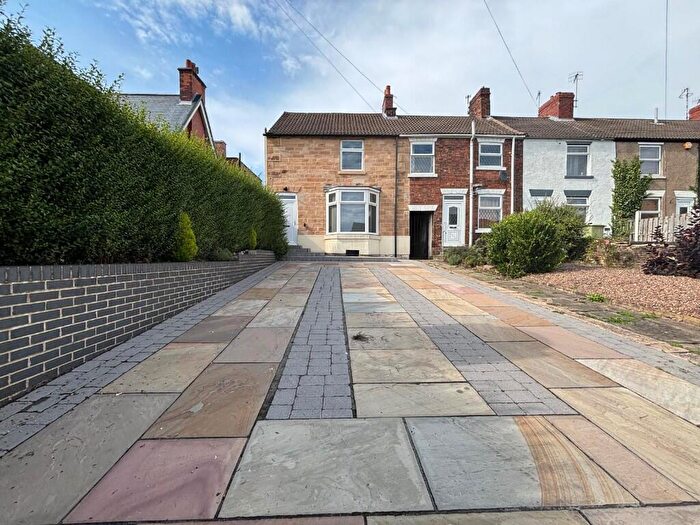 3 Bedroom Town House To Rent In Old Road, Chesterfield, Derbyshire, S40