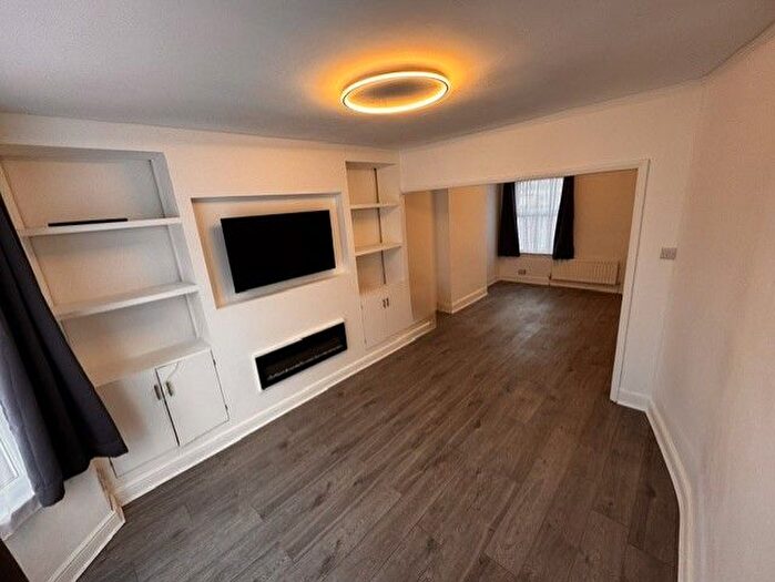 4 Bedroom Semi-Detached House To Rent In Elmhurst Road, Enfield, EN3