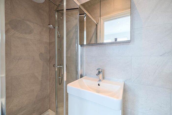 Flat To Rent In Larch Road London, NW2