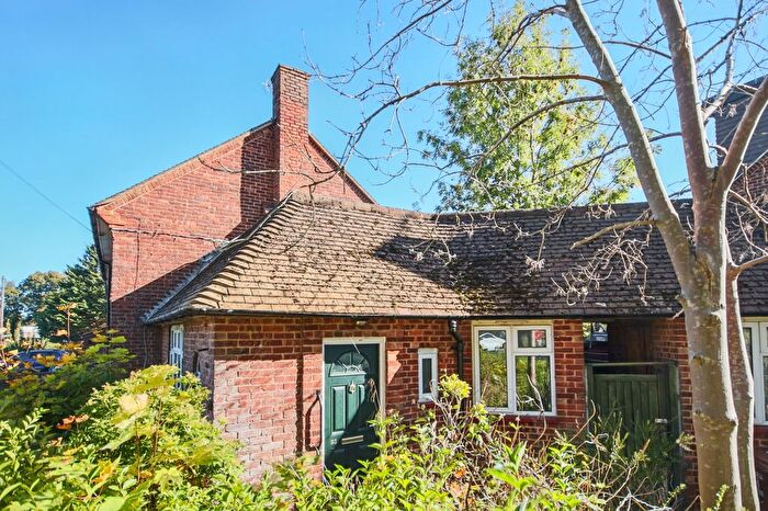 1 Bedroom Bungalow For Sale In Hayling Road, Watford, WD19