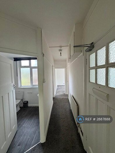 2 Bedroom Flat To Rent In Warwick Court, London, N11