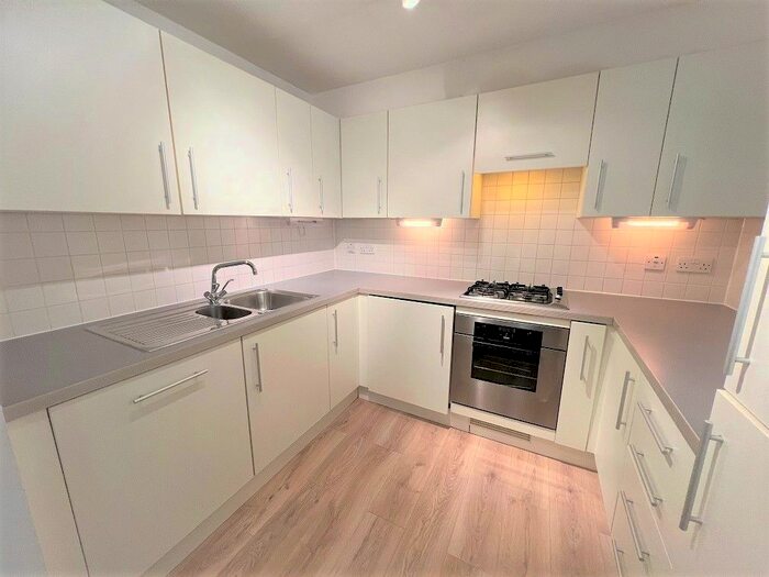 2 Bedroom Flat To Rent In Ashfield Court, Clapham Road, London, SW9