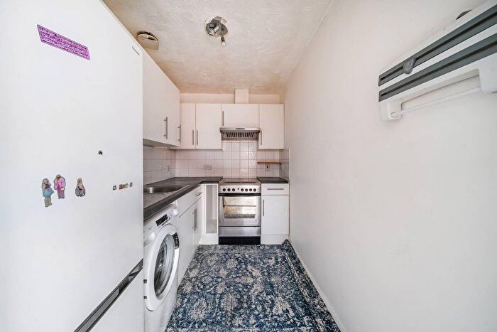 2 Bedroom Flat For Sale In Shaftesbury Gardens, North Acton, London, NW10