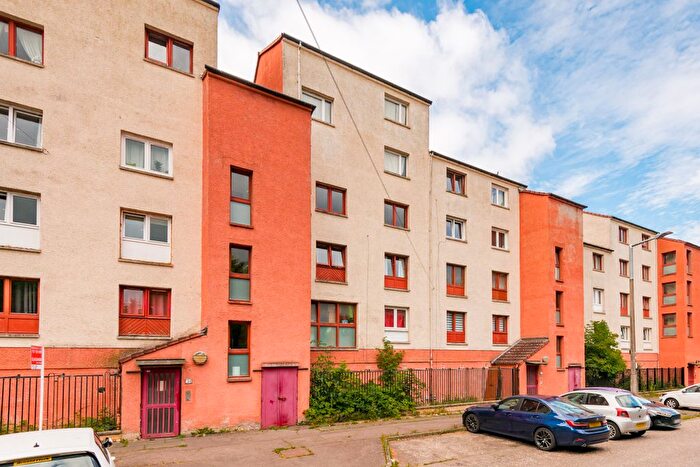 2 Bedroom Flat For Sale In / Clovenstone Gardens, Clovenstone, Edinburgh, EH14