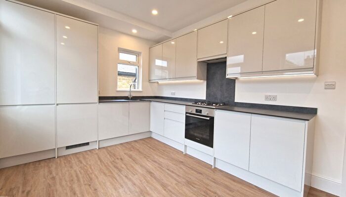 3 Bedroom Maisonette To Rent In Doverfield Road, London, SW2