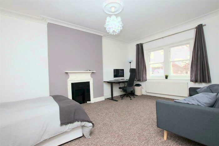 3 Bedroom Flat To Rent In Downleaze, Stoke Bishop, Bristol, BS9