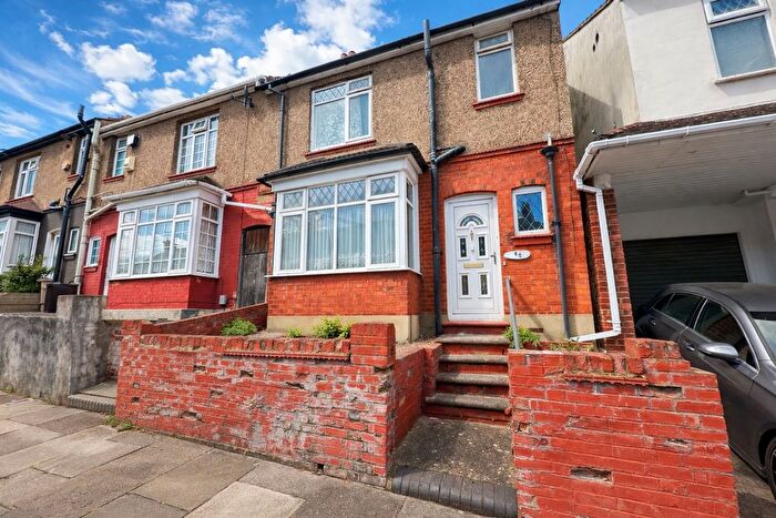 3 Bedroom End Terrace House To Rent In Ferndale Road, Luton, Bedfordshire, LU1