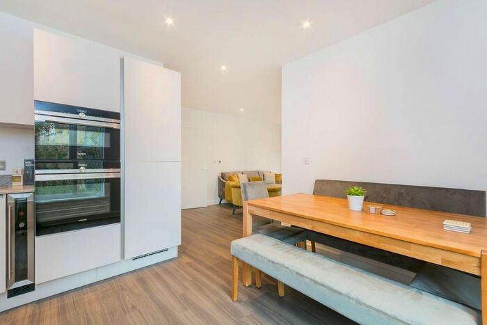 2 Bedroom Flat To Rent In Bollo Bridge Road, Acton, London, W3