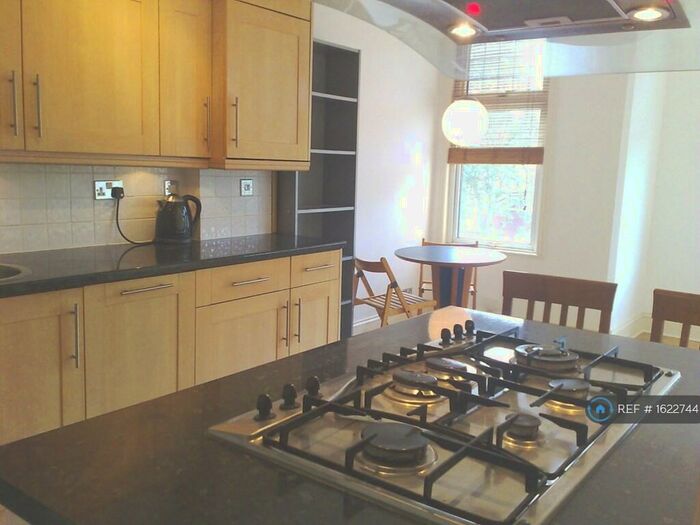 2 Bedroom Flat To Rent In Shalstone Road, London, SW14