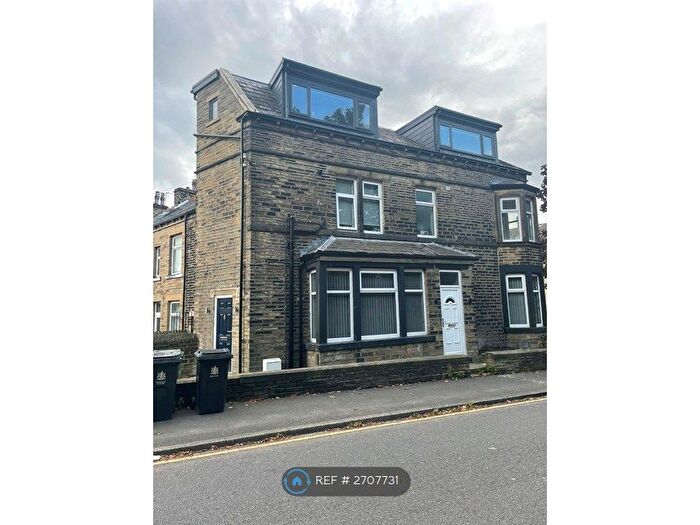 2 Bedroom Flat To Rent In Squire Lane, Bradford, BD8