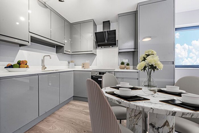 1 Bedroom Flat For Sale In Hanworth Road, Hounslow, TW3