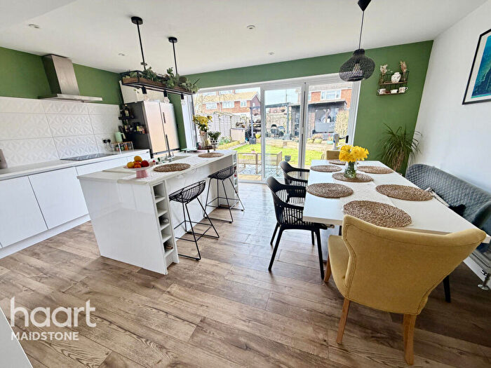 3 Bedroom Semi Detached House For Sale In Oriole Way, Aylesford, ME20