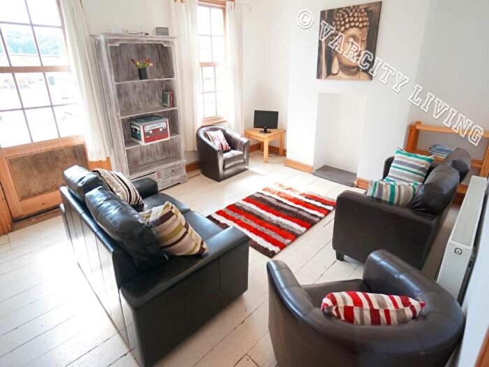 4 Bedroom House To Rent In Mount Pleasant, Bangor, LL57