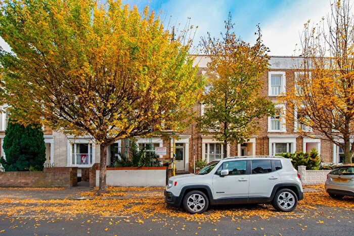 2 Bedroom Flat To Rent In Coningham Road, London, W12