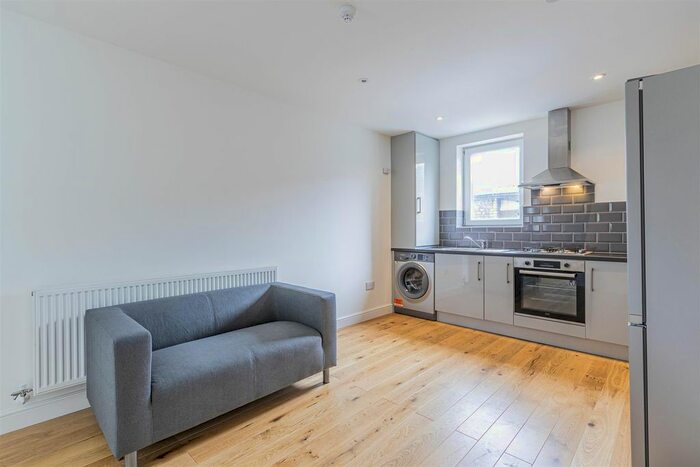 2 Bedroom Flat To Rent In Penarth Road, Cardiff, CF11