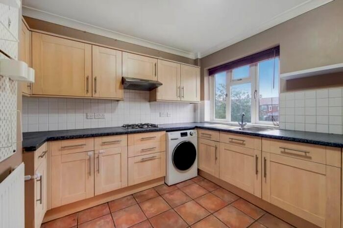 2 Bedroom Maisonette To Rent In Lawrence Avenue, London, E17