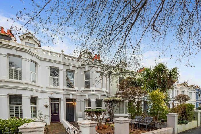 2 Bedroom Flat To Rent In Westbourne Gardens, Hove, BN3